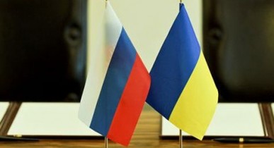 Украина и Россия, газовые отношения, цены на газ, флаги Украины и России.