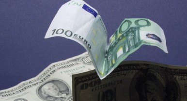 Украинцам посоветовали закупить доллары и «забыть» о евро