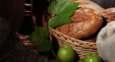 Хлеб до осени не подорожает, картофель будет дороже в 6 раз, а яблоки подешевеют вдвое.