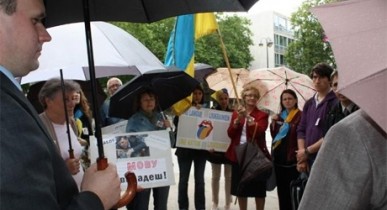 Во Франции и Чехии прошли митинги в защиту украинского языка.