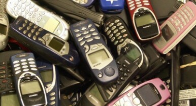 Мировые продажи мобильных телефонов упали в 2012 году.