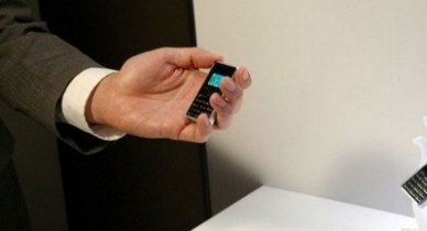 Японцы выпустили самый маленький телефон в мире.
