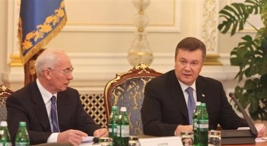Янукович поручил Азарову активизировать замещение газа углем.