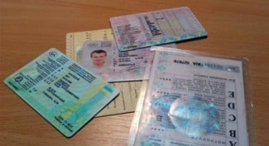 В Украине сегодня граждане получат первые водительские права с чипами.