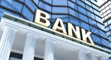 Избранные банки зарабатывают на бюджетниках сотни миллионов.