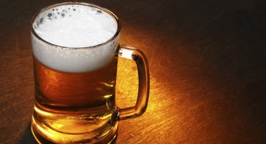 Миндоходов предлагает признать пиво алкогольным напитком и обклеивать маркой.