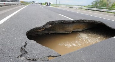 В Украине предлагают увеличить штрафы за разрушение дорог .