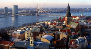 Члены Еврогруппы готовы принять Латвию в еврозону с 1 января 2014 года.