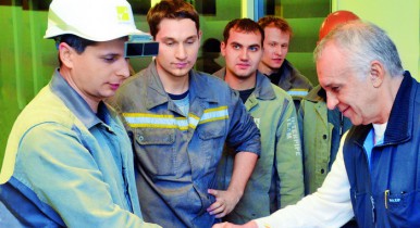 В металлургию идут все больше молодых работников.