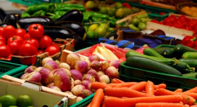 Янукович поручил обеспечить доступные цены на овощи.