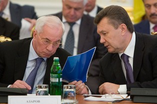 Янукович поручил Азарову усовершенствовать закон об утилизационном сборе