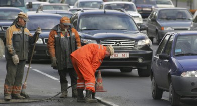 Ремонтникам столичных дорог задолжали 450 тыс. грн зарплаты.
