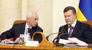 Янукович обсудил с Азаровым отношения с ЕС и Таможенным союзом.