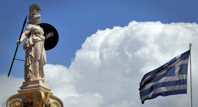 Греческие госслужащие протестуют против сокращений.