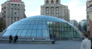 Торговый центр «Глобус» в Киеве захвачен рейдерами.