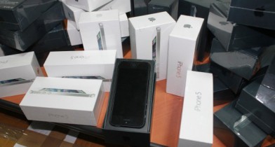Львовские таможенники задержали партию контрабандных смартфонов iPhone 5S.
