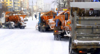 С 1 ноября снегоуборочная техника в Киеве будет дежурить круглосуточно.