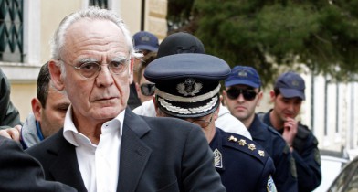 Экс-министра обороны Греции признали виновным в отмывании денег.