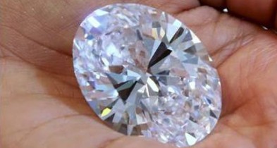 Крупнейший в мире бриллиант продали за рекордную сумму.