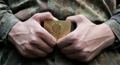 Янукович отменил обязательный призыв на срочную службу в армию.