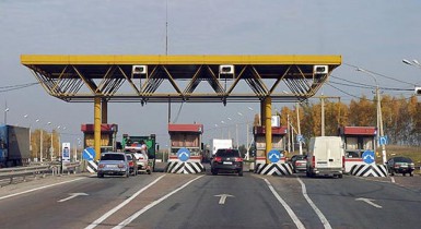 Со следующего года в Украине начнут строить платные дороги .