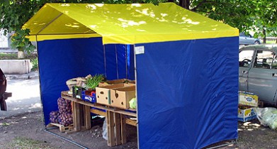 Нардеп предлагает штрафовать за стихийную торговлю в палатках на сумму до 8,5 тыс. гривен.