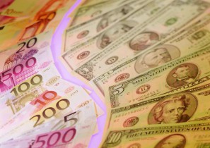 Евро все больше оттесняет доллар