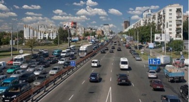 В Киеве с 1 ноября на 77 улицах будет ограничено движение транспорта.