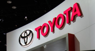 Toyota повысила прогноз благодаря слабой иене и продажам в США.
