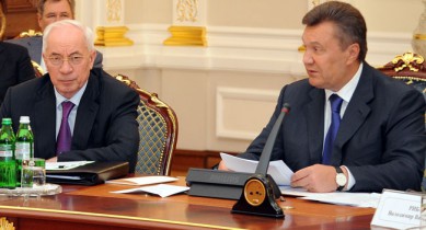 Янукович поручил Азарову найти деньги на жилье для молодежи.