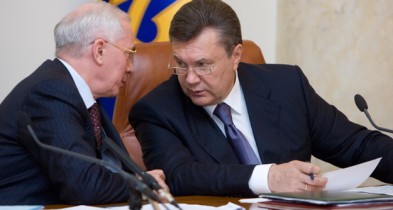Янукович поручил Азарову подписать меморандум с предприятиями химпрома.