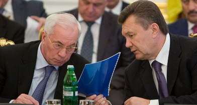 Азаров без Януковича решений не принимает.