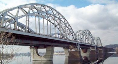 В Киеве ограничат движение транспорта на двух мостах через Днепр.