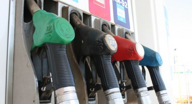 Цены на бензин в Украине снизились на 17 коп.