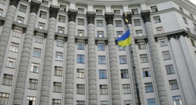 Кабмин решил за счет льгот на ЖКУ и помощи детям-инвалидам выплатить зарплаты бюджетникам Киева.