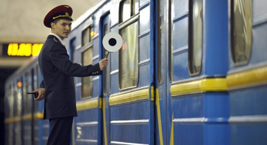 В Киеве пустят дополнительные поезда метро после 16:00.