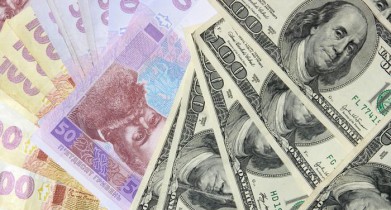 Наличная валюта продолжает дорожать в Киеве.