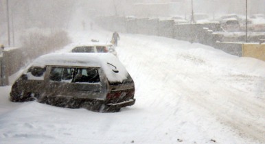 Киевлян просят ограничить поездки на личном транспорте из-за снегопадов.