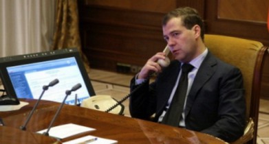 Азаров по телефону обсудил с Медведевым вопросы торгово-экономического сотрудничества.