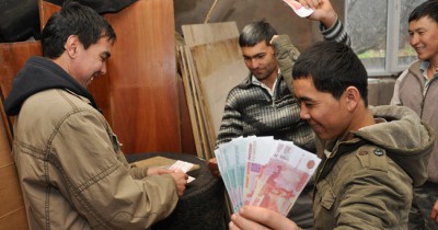В России предлагают облагать налогом денежные переводы мигрантов.