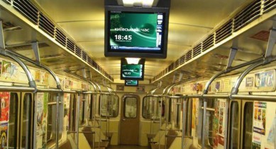 Рекламные мониторы в столичном метро демонтируют за долги.
