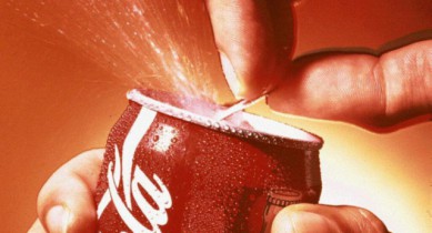 Прибыль Coca-Cola сократилась.