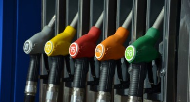 АЗС вновь поднимают цены на нефтепродукты.