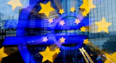 Еврокомиссия улучшила прогноз по ВВП и безработице еврозоны.