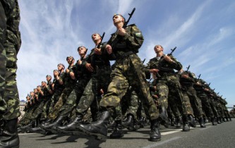 Яценюк обещает, что военные завтра начнут получать дополнительные 125 миллионов