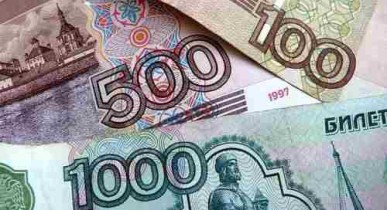 Россияне забирают деньги из банков и покупают валюту.