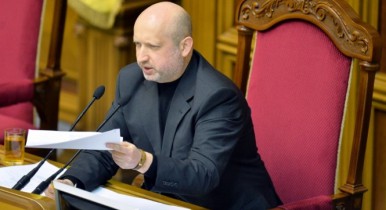 Турчинов подписал закон об отмене более ста разрешительных документов