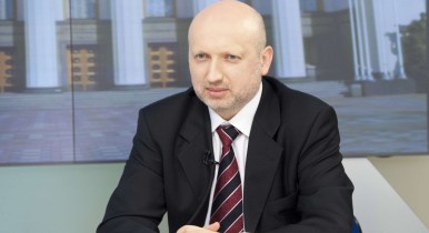 Турчинов одобрил повышение финансовой самостоятельности Крыма