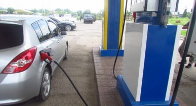 Ряд нефтетрейдеров отказались снизить розничные цены на бензин, — АМКУ