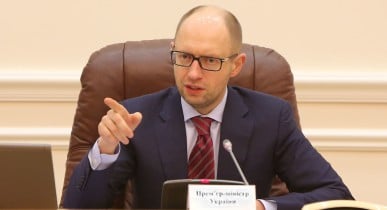 Без кредита МВФ курс доллара в Украине мог быть 25-35 грн, — Яценюк